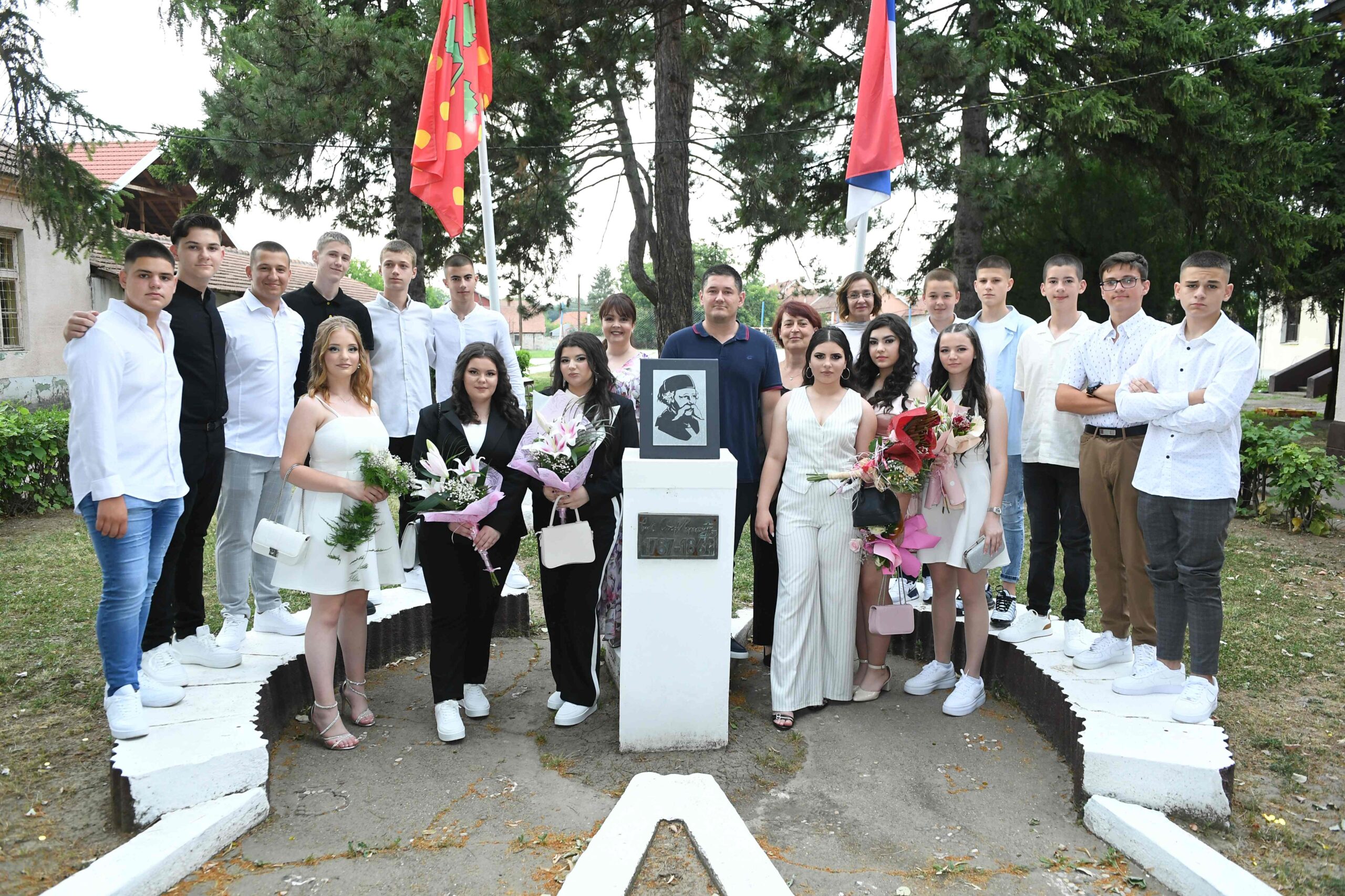 10. Generacija 2009 na maturi ispred biste Vuka Karadzica 23.06.2024...