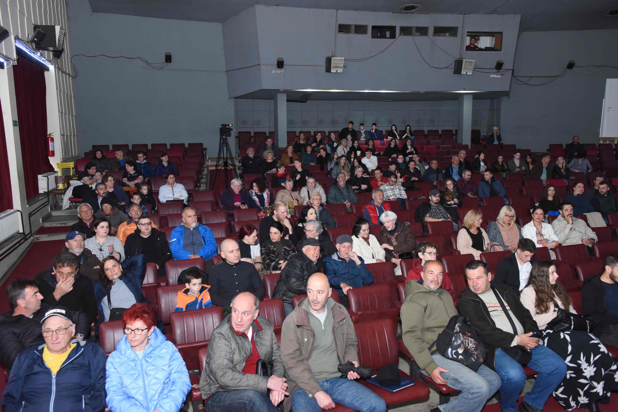 2- sala kulturnog centra prilikom projekcije filma ploca
