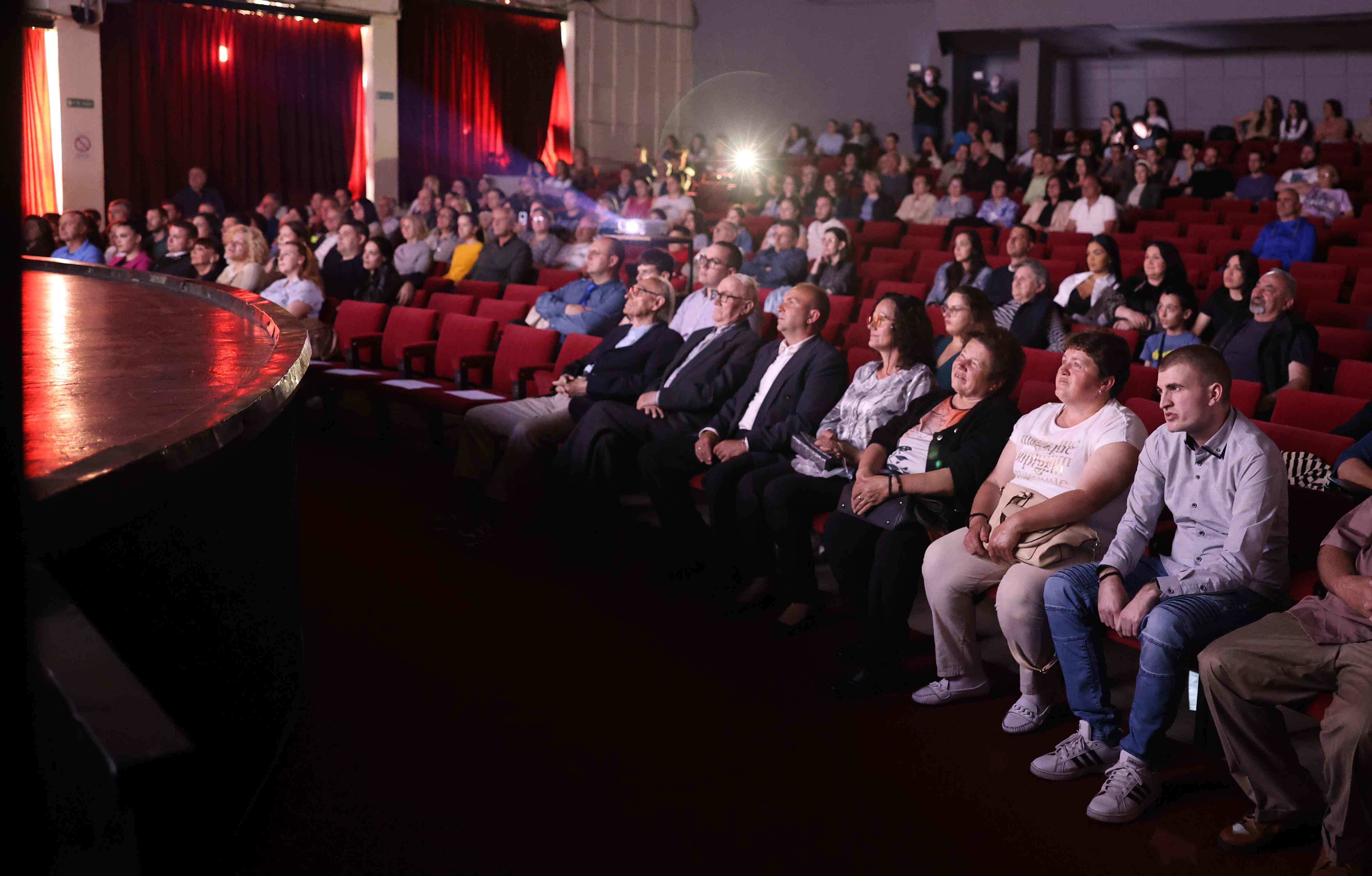 23 - sala kulturnog centra tokom projekcije filma Glogovac